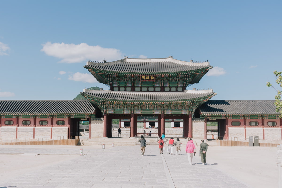 Geunjeongmun, porte qui mène à la salle du trône Geunjeongjeon
