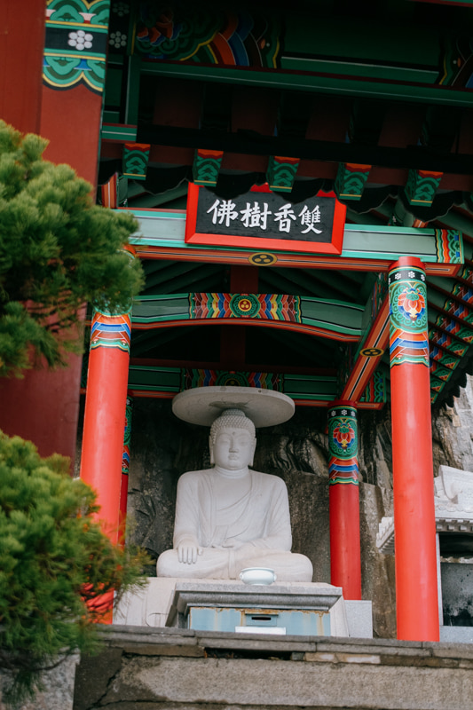 Statue de Bouddha assis au temple Haedong Yonggungsa