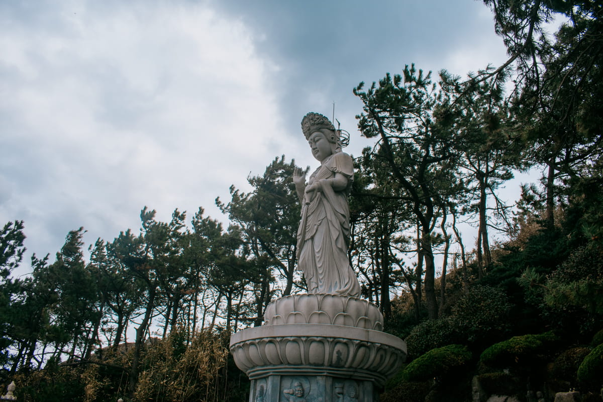 Statue Haesu Gwaneum Daebul à Haedong Yonggungsa